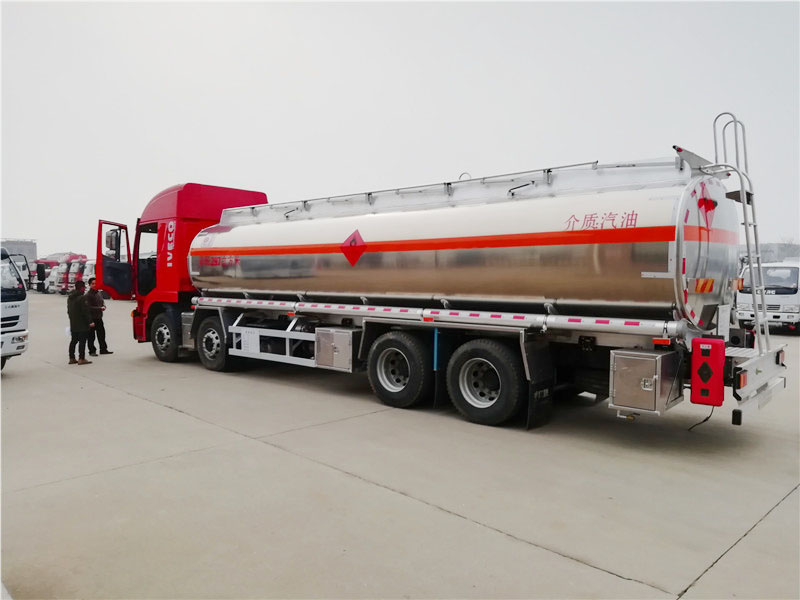 上汽紅巖29.7方前四后八鋁合金運油車，20噸運油車